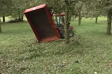 V Děčíně se převrhl valník vezoucí děti, 8 lidí se zranilo