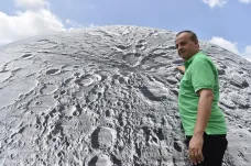 U brněnské hvězdárny nafoukli obří model Měsíce