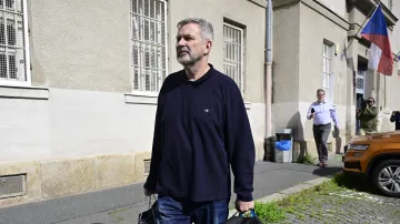 Advokát Miroslav Jansta při propuštění z pankrácké vazební věznice