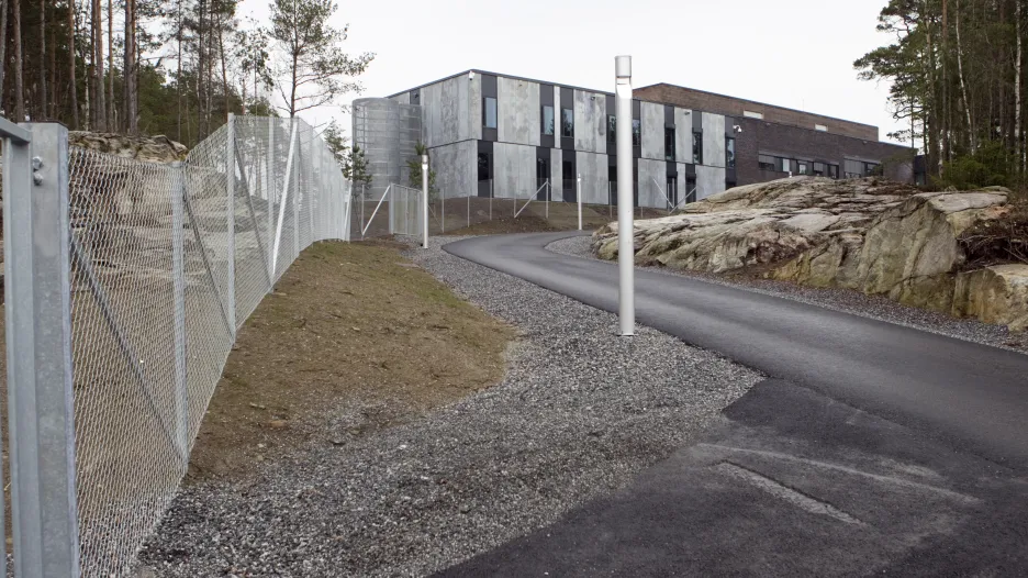 Příjezdová cesta k věznici Halden