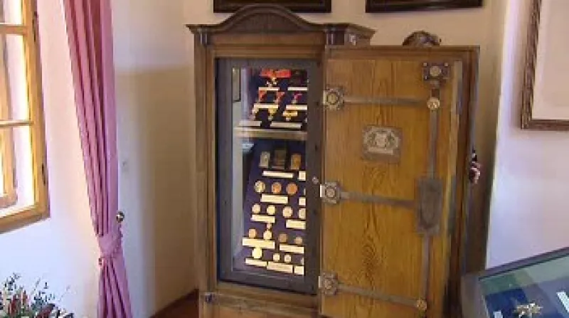 Na zámku v Náchodě jsou až do konce října k vidění šlechtická a vojenská vyznamenání, která nashromáždil rod Schaumburg-Lippe.