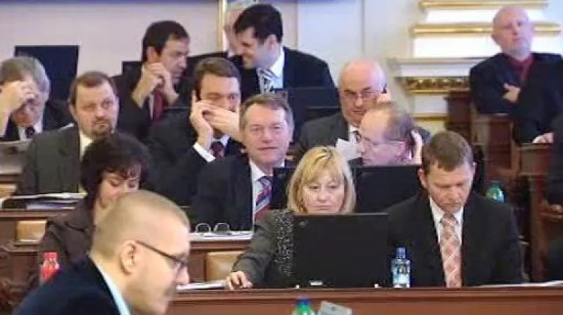 Snížení platů ústavních činitelů tématem Studia ČT24