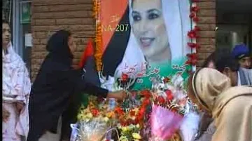 Pákistánci uctívají památku Bénazír Bhuttové