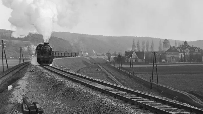 Po nové trati Brno – Havlíčkův Brod se začalo jezdit v roce 1953. Jak ale dokazuje snímek z doby zahájení provozu, byla zprvu hotová jen jedna kolej, druhou se podařilo dokončit až po dalších pěti letech. V čele vlaku je vidět jedna z poměrně malého počtu unikátních lokomotiv 524.13, které vyrobila Škoda ve 40. letech.