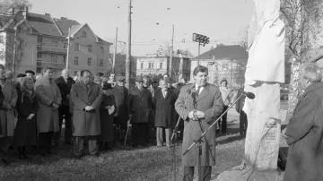 Miroslav Štěpán odhaluje pomník vysokoškoláků (17. listopadu 1989)