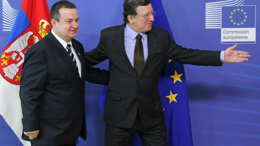 Srbský premiér Ivica Dačić a José Barroso na summitu v Bruselu