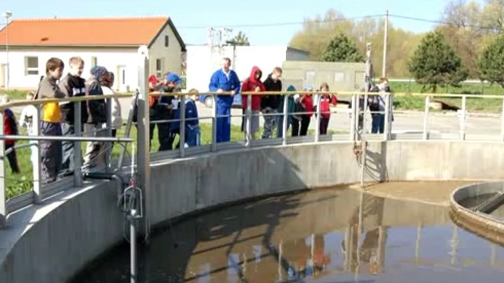 Děti při prohlídce čistírny odpadních vod