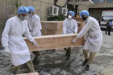 Indické nemocnice léčící pacienty s covidem napadá smrtící černá plíseň. Vláda vyhlásila epidemii