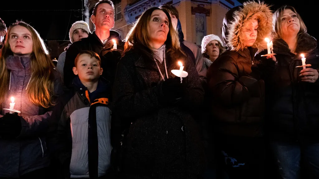 Vigilie za oběti střelby ve škole v Michiganu