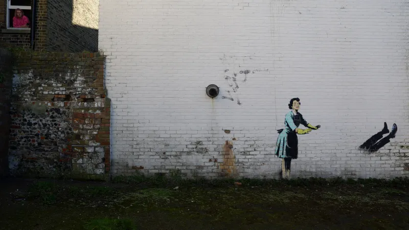 Banksyho graffiti v Margate, ledničku a židli už někdo odstranil