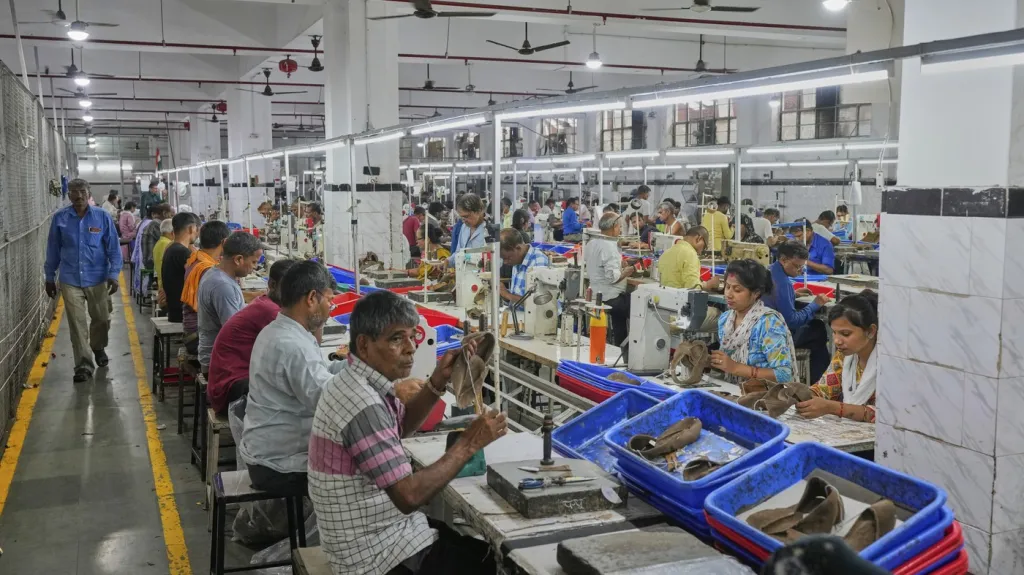 Dělníci v indické továrně vyrábějí koženou obuv