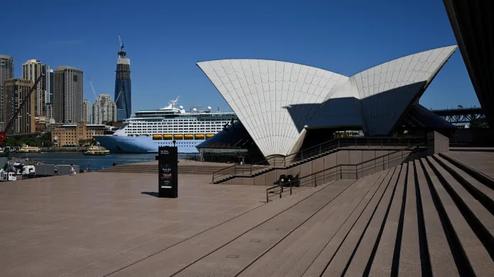 Liduprázdné okolí opery v Sydney