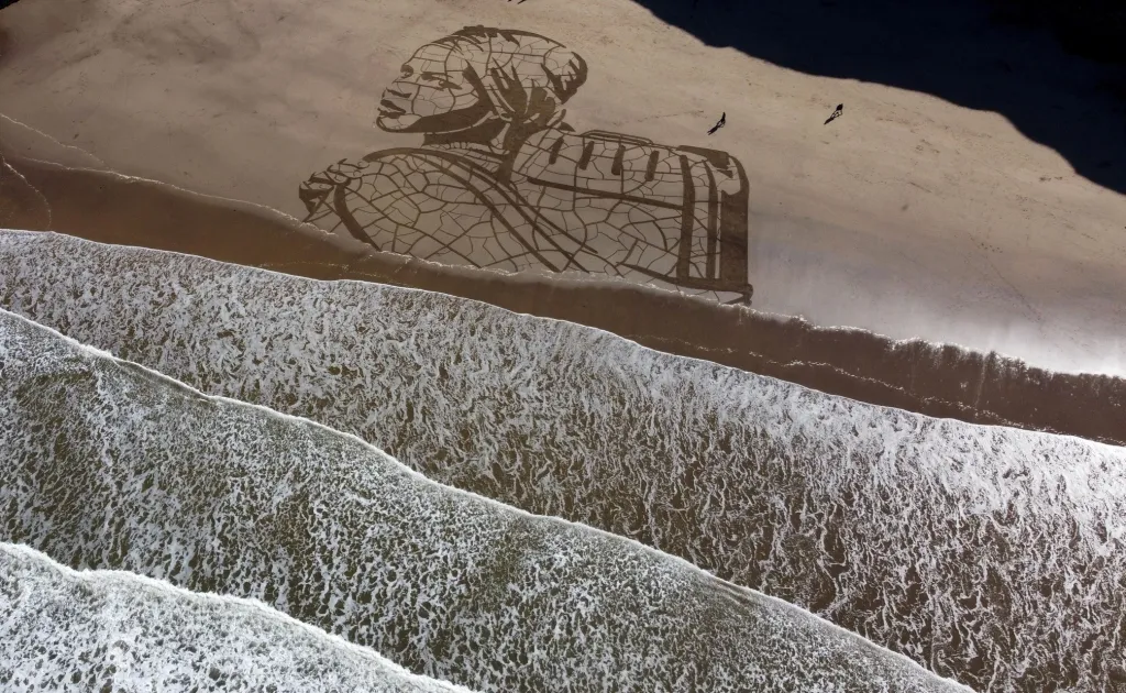 Šedesát metrů široká kresba umělce Jamieho Wardleyho vytvořená v písku má poukázat na změny klimatu a působení stoupajícího přílivu. Mají za následek mísení slané a pitné vody, která se v pobřežních oblastech po celém světě stává nepoživatelnou