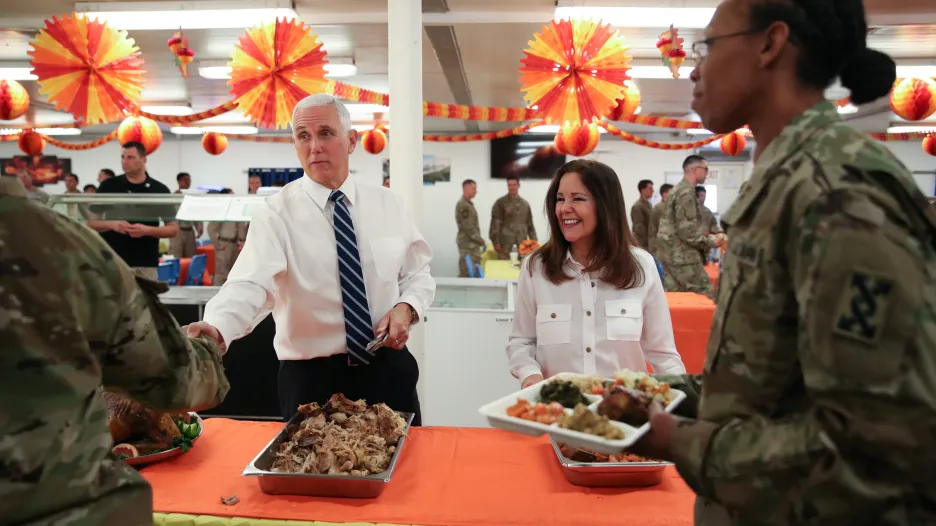 Mike Pence se svou ženou vydávají vojákům v Iráku slavnostní jídlo