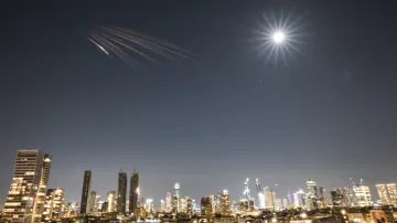 Íránská raketa s kazetovou municí letící směrem k Izraeli (5. března 2026)