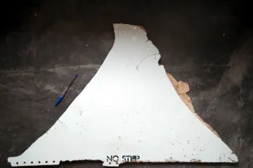 Potvrzeno: Dva nalezené kusy trosek pochází z vnitřku zmizelého MH370