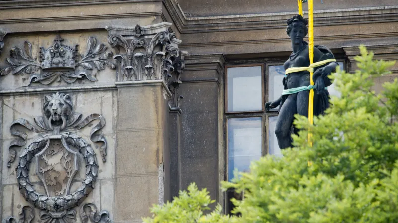 Jeřáb stěhuje sochu Vody z balustrády Národního muzea