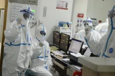 Koronavirus má v Číně osmnáctou oběť, první mimo Wu-chan 