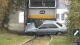Lokomotiva tlačí auto