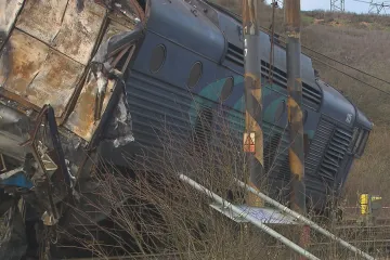 Únava jako příčina tragické železniční nehody? Podle indicií možná pracoval strojvedoucí mnohem déle, než směl