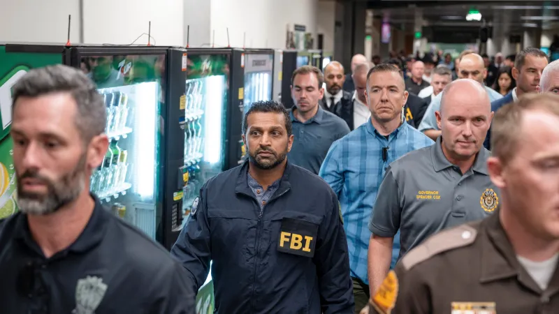 Šéf FBI Kash Patel (uprostřed) a guvernér státu Utah Spencer Cox po tiskové konferenci, 11. 9. 2025