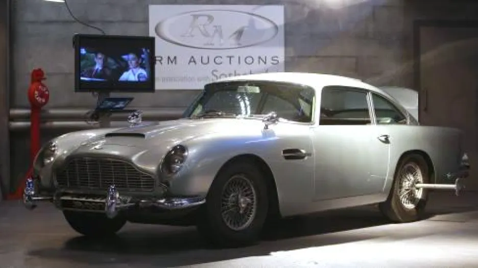 Aston Martin DB5 a jeho současný majitel Jerry Lee