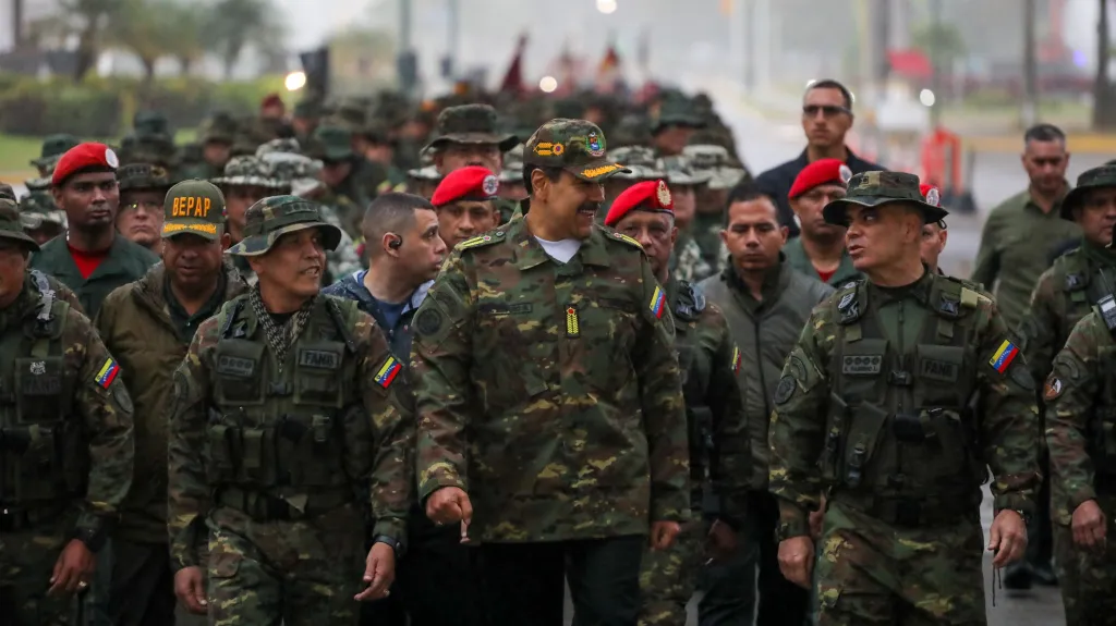 Venezuelský vládce Nicolás Maduro a ministr obrany Vladimir Padrino Lopez (vpravo) během vojenského cvičení, ilustrační snímek