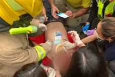 V Hongkongu přituhuje a zraněných přibývá. Demonstrantům pomáhají lékaři v utajení