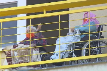 Seniory sice ohrožuje covid, ale také osamělost. Chodí za nimi proto dobrovolníci