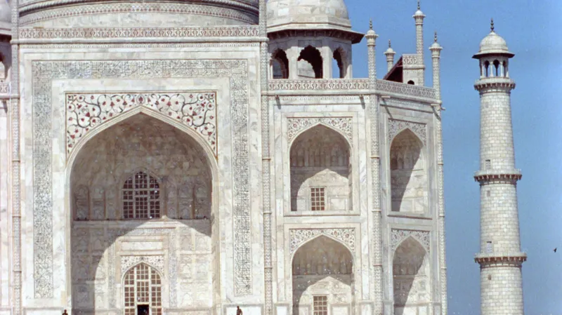 Pózování před památníkem lásky. Diana se během návštěvy Indie v roce 1992 nechala vyfotit před Tádž Mahalem sama