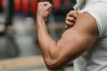 Testosteron jako byznys? Influenceři zneužívají mužské nejistoty