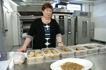 Sušenky z pecek nebo mláta. Odpad z výroby piva a vína se dá skoro beze zbytku využít