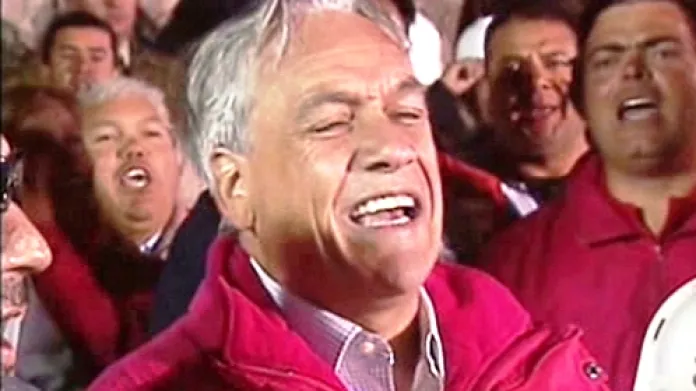 Sebastián Piñera zpívá chilskou hymnu