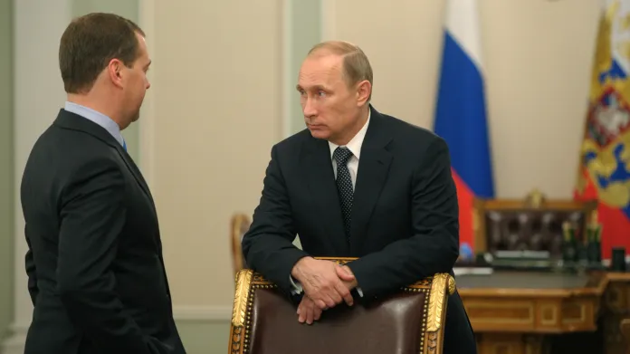 Dmitrij Medvěděv a Vladimir Putin žádají vyšetření pádu boeingu