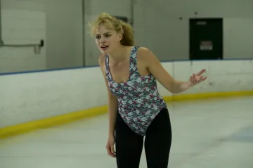 Recenze: Tonya ze svého života těžko vybruslí, film se jí ale povedl