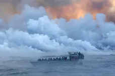 VIDEO: Loď s turisty na Havaji prorazila „lávová bomba“, zranila 23 lidí