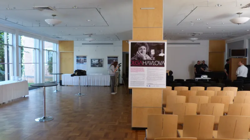 Výstava Olga Havlová ve vzpomínkách přátel a fotografiích Bohdana Holomíčka ve Washingtonu