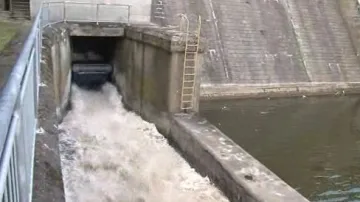 Vypouštění vody z přehrady