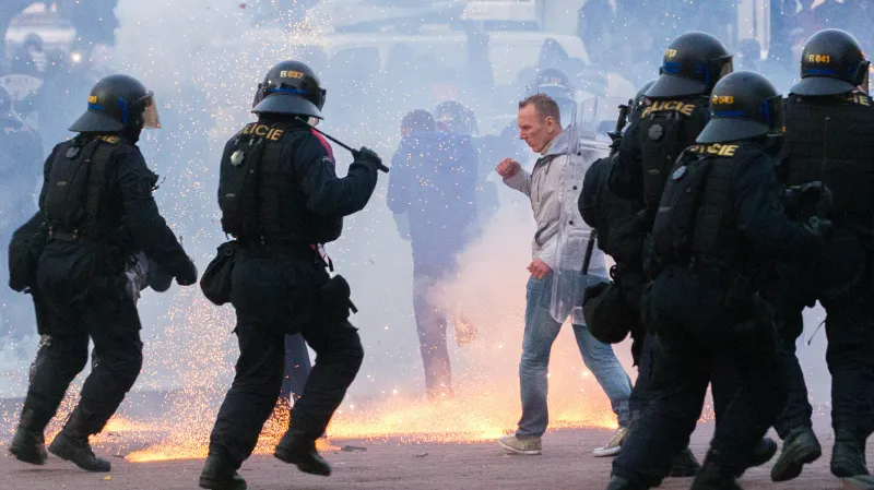 Účastníci mítinku krajně pravicové DSSS se střetli s policií
