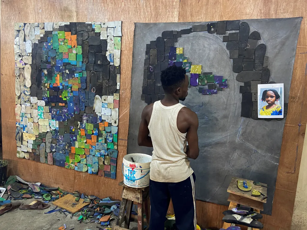 Nigerijský umělec tvoří portréty z recyklovaných pantoflů