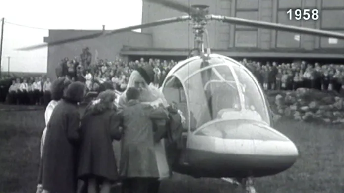 Dobové záběry ukazují přílet Dědy Mráze vrtulníkem