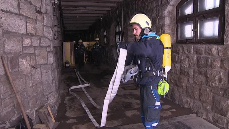 Hasič na Luční boudě