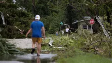 Škody způsobené tornádem, které předcházelo hurikánu Milton v floridském Fort Myers