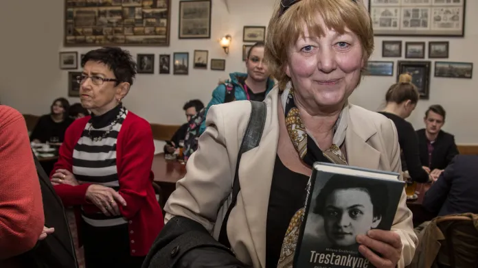 Milena Štráfeldová s knihou Trestankyně o Růženě Vackové