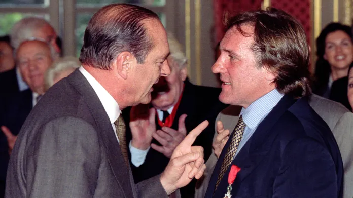 Gérard Depardieu s Řádem čestné legie, který převzal od Jacquese Chiraca (vlevo)