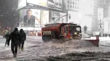 Sněhový pluh odklízí Times Square v New Yorku