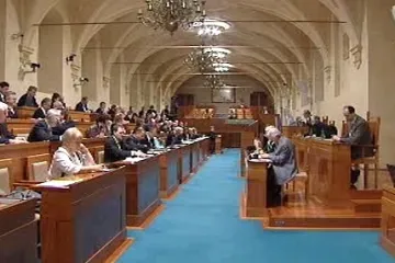 Senátoři schválili emisní povolenky i shromažďovací zákon