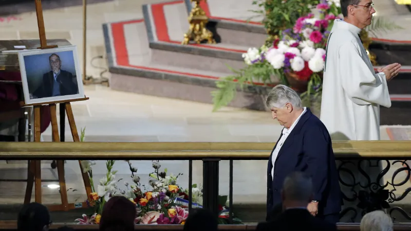 Souhrn: Rozloučení s katolickým knězem