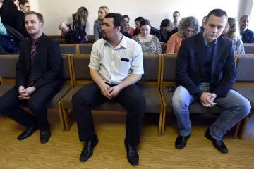 Policisté přivázali opilou ženu v cele. Soud jim uložil podmíněný trest