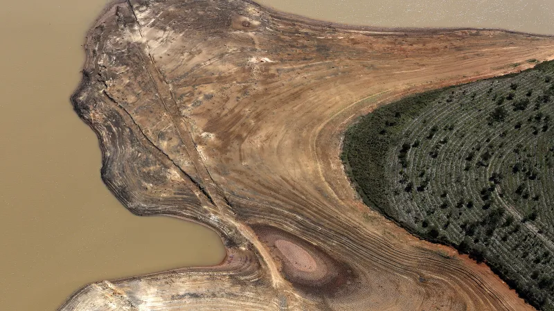 Letecký pohled na břehy brazilské přehrady Atibainha (součástí nádrže Cantareira) a pokles její hladiny na počátku ledna 2015. Brazílii postihlo největší sucho za posledních 80 let a ztratila téměř všechny zásoby vody z nádrže Cantareira. Ta je zdrojem pitné vody pro celou metropoli Sao Paolo, kde byl následkem sucha zaveden na vodu přídělový systém.